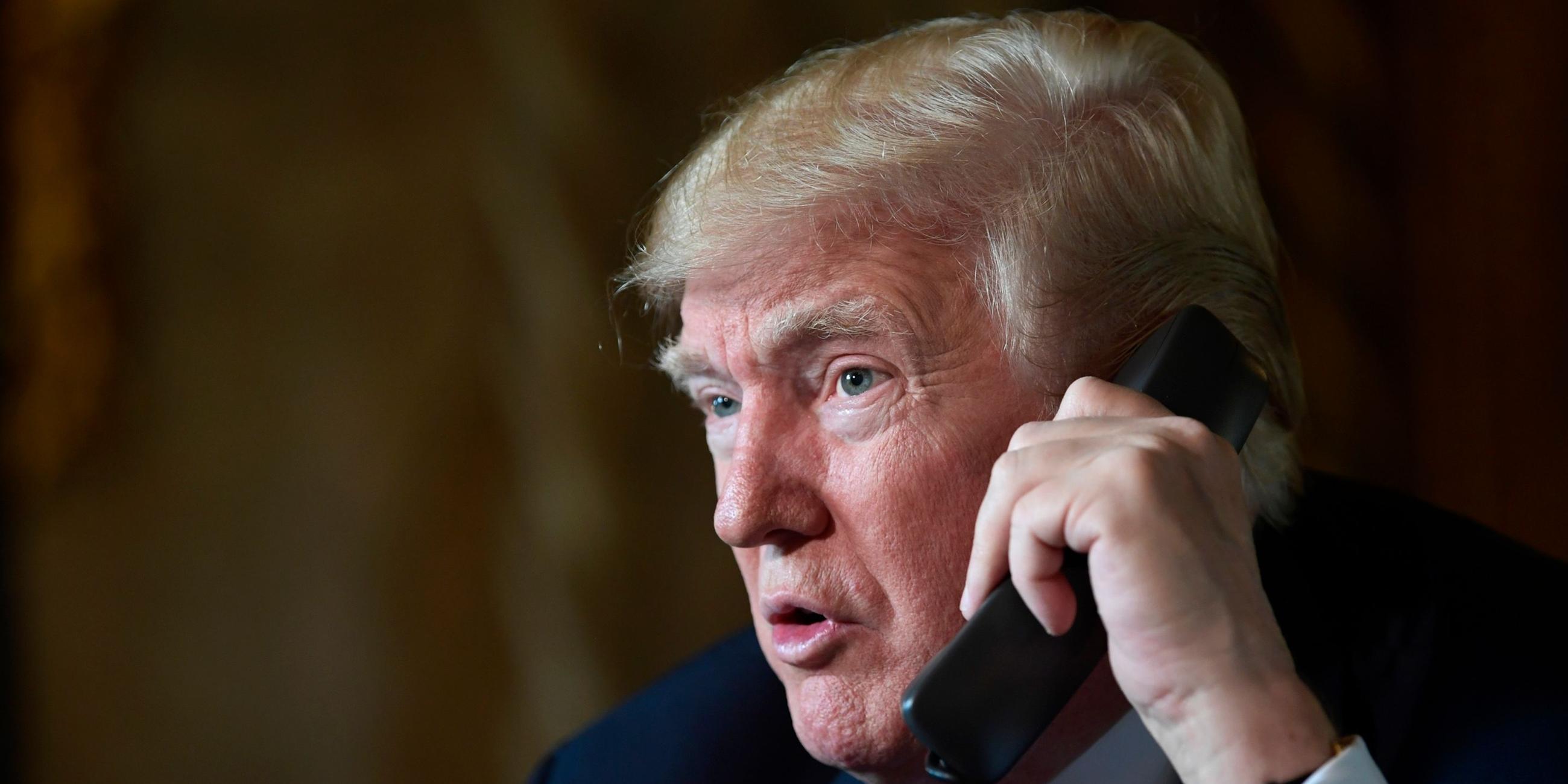 US-Präsident Donald Trump am Telefon (Archiv)