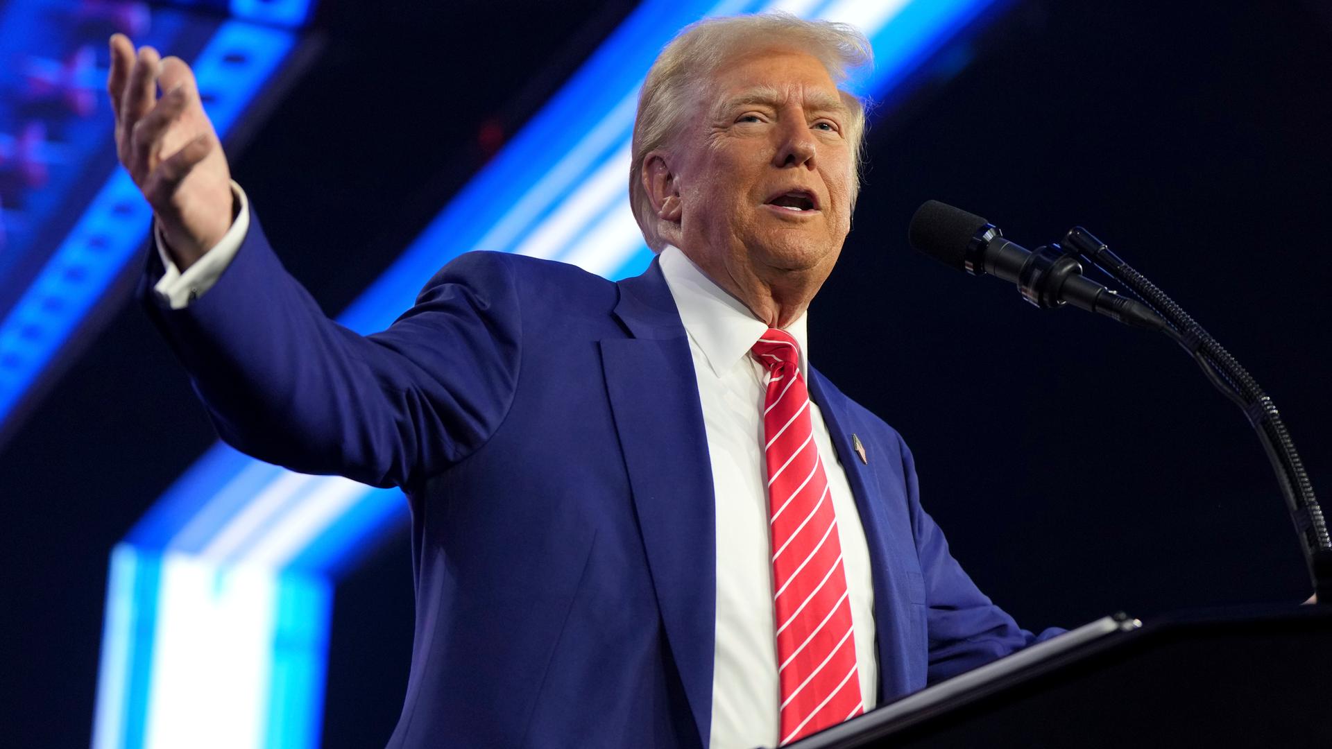 Der designierte US-Präsident Donald Trump spricht beim AmericaFest in Phoenix.