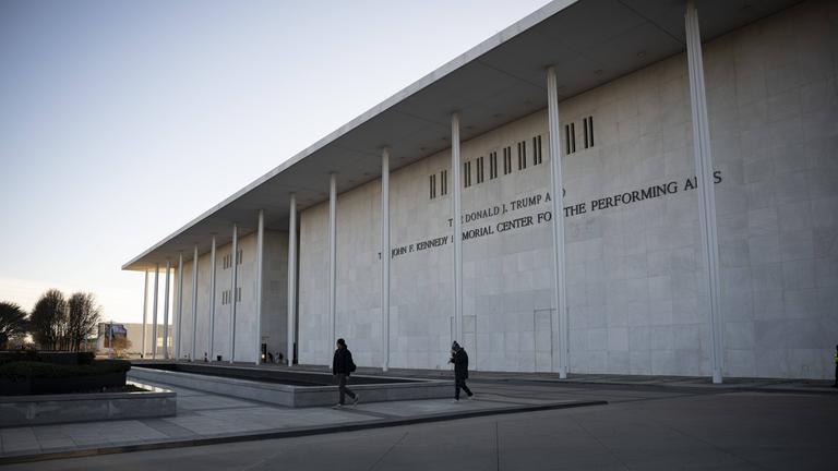 Blick auf das John F. Kennedy Center for the Performing Arts, das kürzlich in Donald J. Trump and John F. Kennedy Memorial Center for the Performing Arts umbenannt wurde, in Washington, DC, am 29.12.2025. 