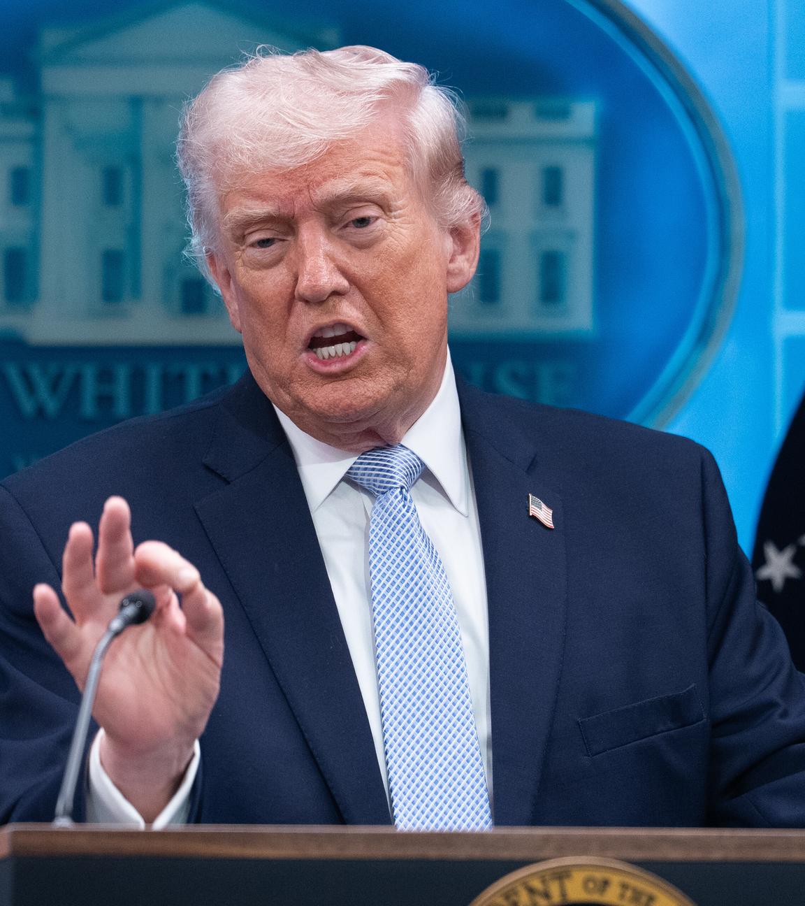 Präsident Trump und Kriegsminister Hegseth geben eine Pressekonferenz zum Iran-Krieg