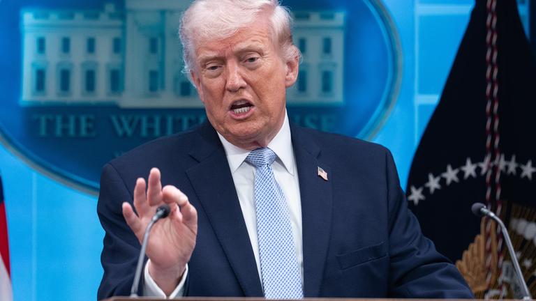 Präsident Trump und Kriegsminister Hegseth geben eine Pressekonferenz zum Iran-Krieg