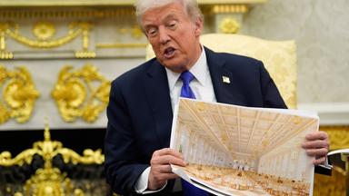 US-Präsident Donald Trump hält eine künstlerische Darstellung des neuen Ballsaals im Weißen Haus