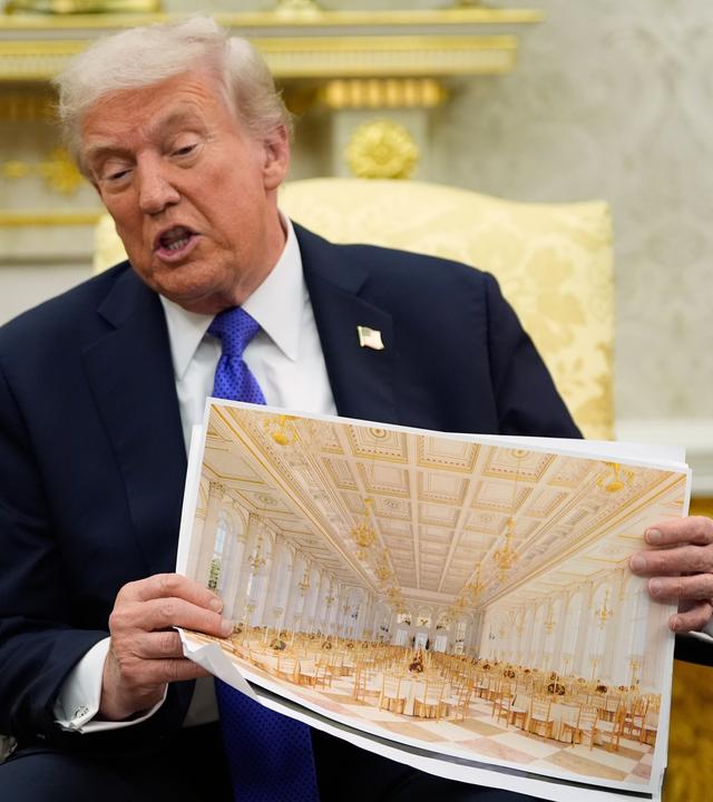 US-Präsident Donald Trump hält eine künstlerische Darstellung des neuen Ballsaals im Weißen Haus