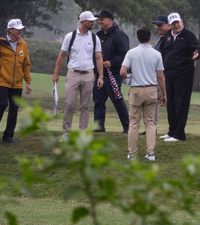 US-Präsident Donald Trump spaziert mit einigen anderen Personen am 28.06.2026 über das Gelände des East Potomac Golf Links in Washington, D.C., USA.