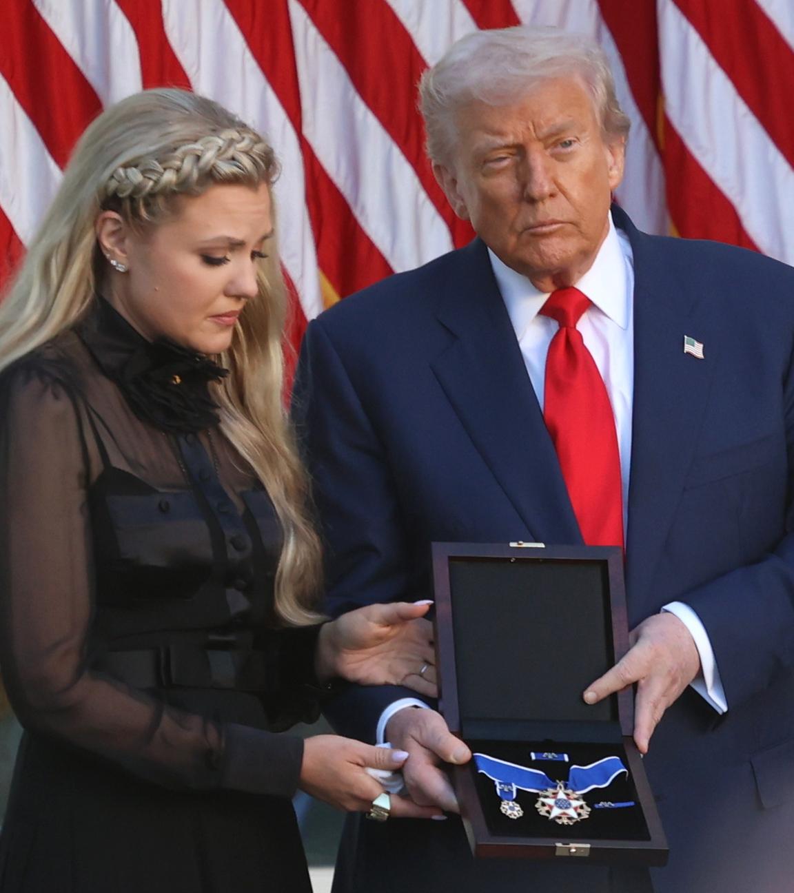 Trump veranstaltet eine Zeremonie zur Verleihung der Freiheitsmedaille zu Ehren des verstorbenen Charlie Kirk