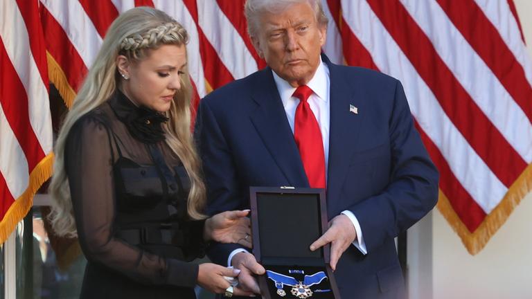 Trump veranstaltet eine Zeremonie zur Verleihung der Freiheitsmedaille zu Ehren des verstorbenen Charlie Kirk
