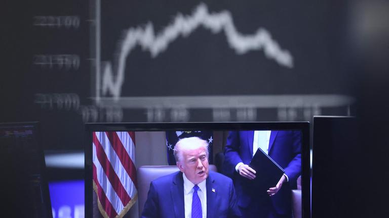 US-Präsident Donald Trump ist auf einem Fernsehbildschirm unter einer Anzeige des Deutschen Aktienindex DAX an der Frankfurter Börse zu sehen.