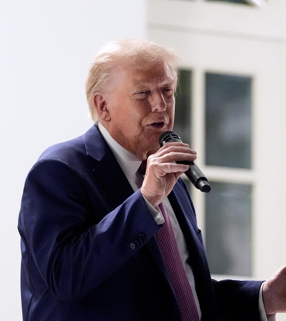 US-Präsident Donald Trump spricht bei einem Dinner im Rosengarten des Weißen Hauses.