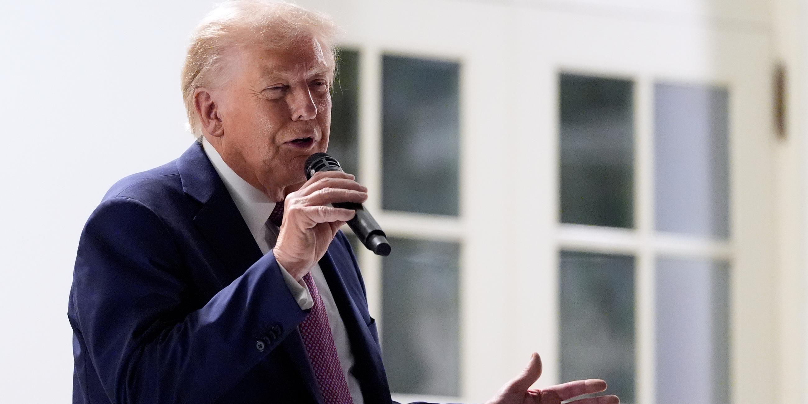 US-Präsident Donald Trump spricht bei einem Dinner im Rosengarten des Weißen Hauses.