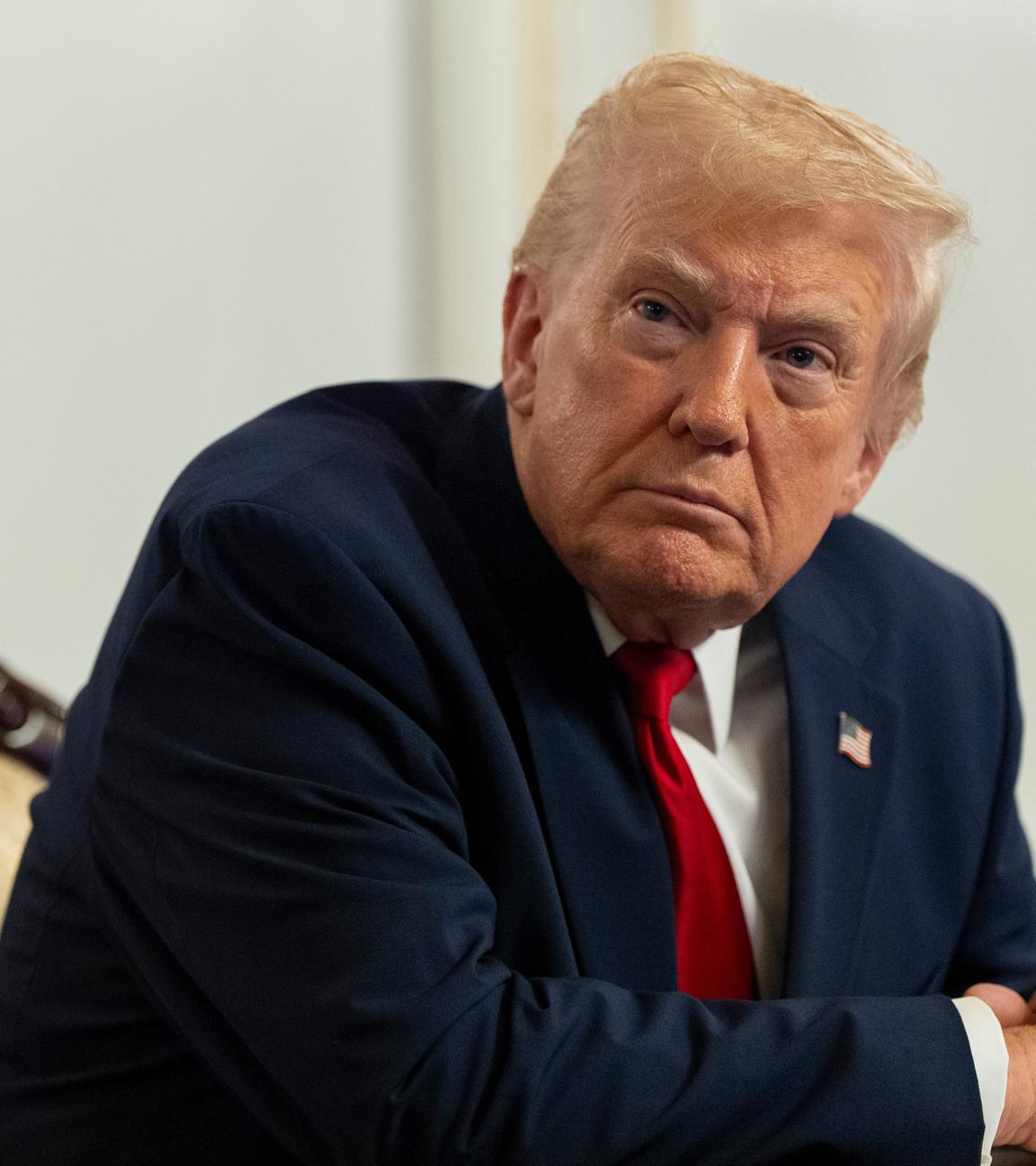 Präsident Donald Trump spricht mit Reportern, nachdem er am Thanksgiving-Donnerstag, dem 27. November 2025, von seinem Anwesen Mar-a-Lago in Palm Beach, Florida, aus per Video zu den Truppen gesprochen hat.