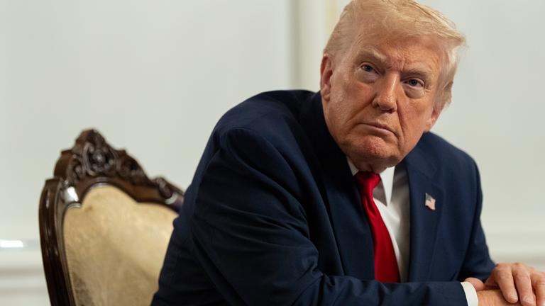 Präsident Donald Trump spricht mit Reportern, nachdem er am Thanksgiving-Donnerstag, dem 27. November 2025, von seinem Anwesen Mar-a-Lago in Palm Beach, Florida, aus per Video zu den Truppen gesprochen hat.