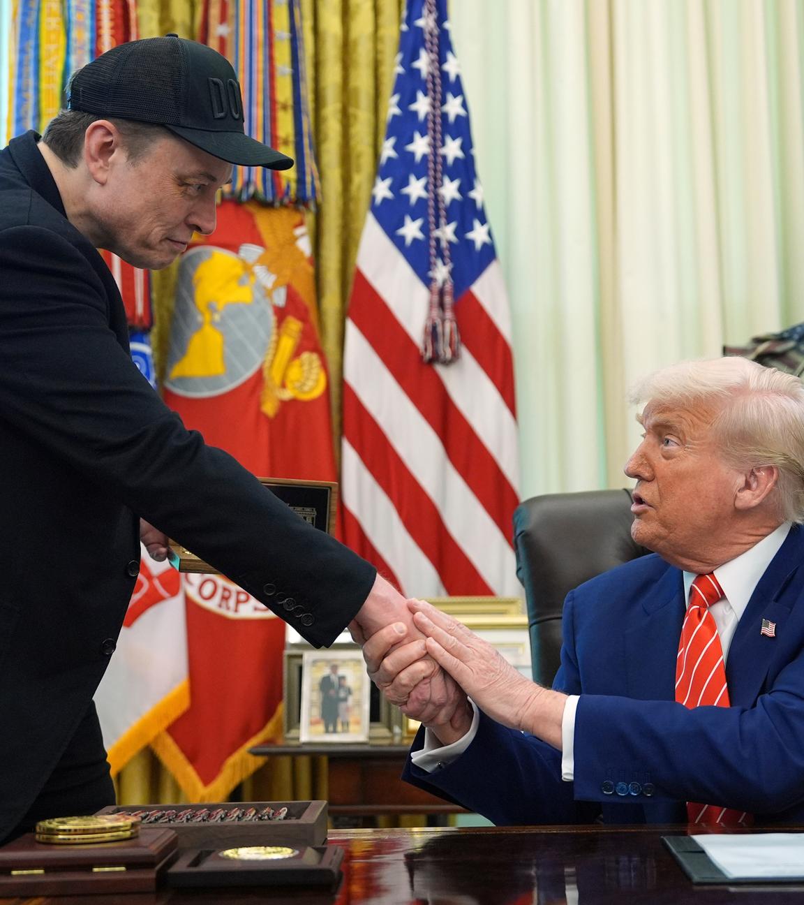 Donald Trump reicht Elon Musk die Hand während der Pressekonferenz im Oval Office am 30.05.2025.