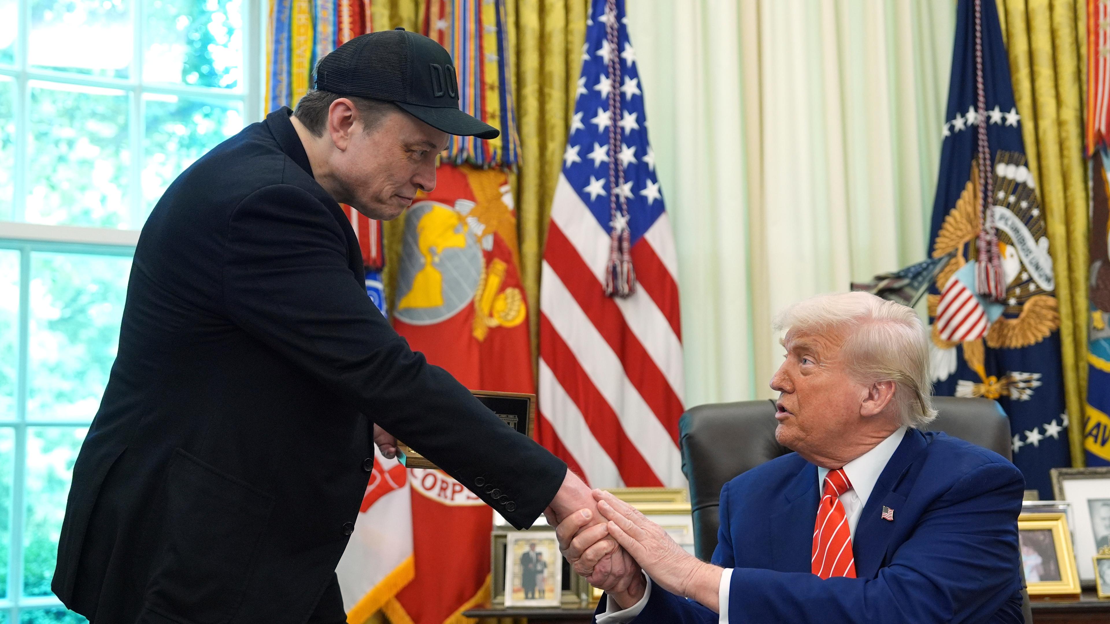 Donald Trump reicht Elon Musk die Hand während der Pressekonferenz im Oval Office am 30.05.2025.