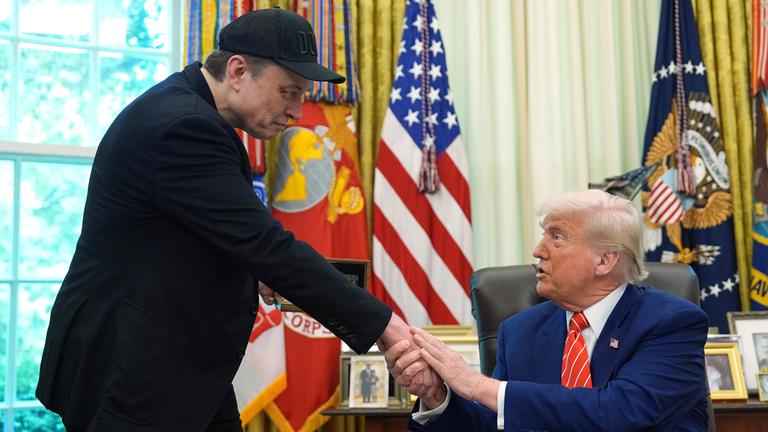 Donald Trump reicht Elon Musk die Hand während der Pressekonferenz im Oval Office am 30.05.2025.