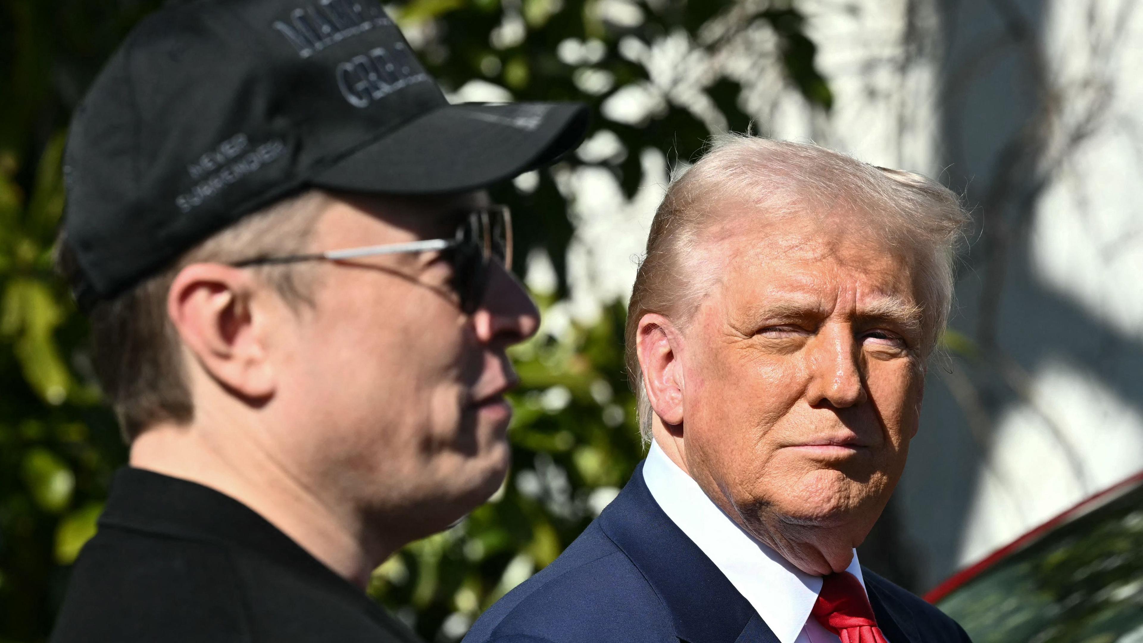 US-Präsident Donald Trump und Tesla-CEO Elon Musk sprechen zur Presse, während sie neben einem Tesla-Fahrzeug auf dem Südportikus des Weißen Hauses stehen, am 11. März 2025 in Washington, DC.