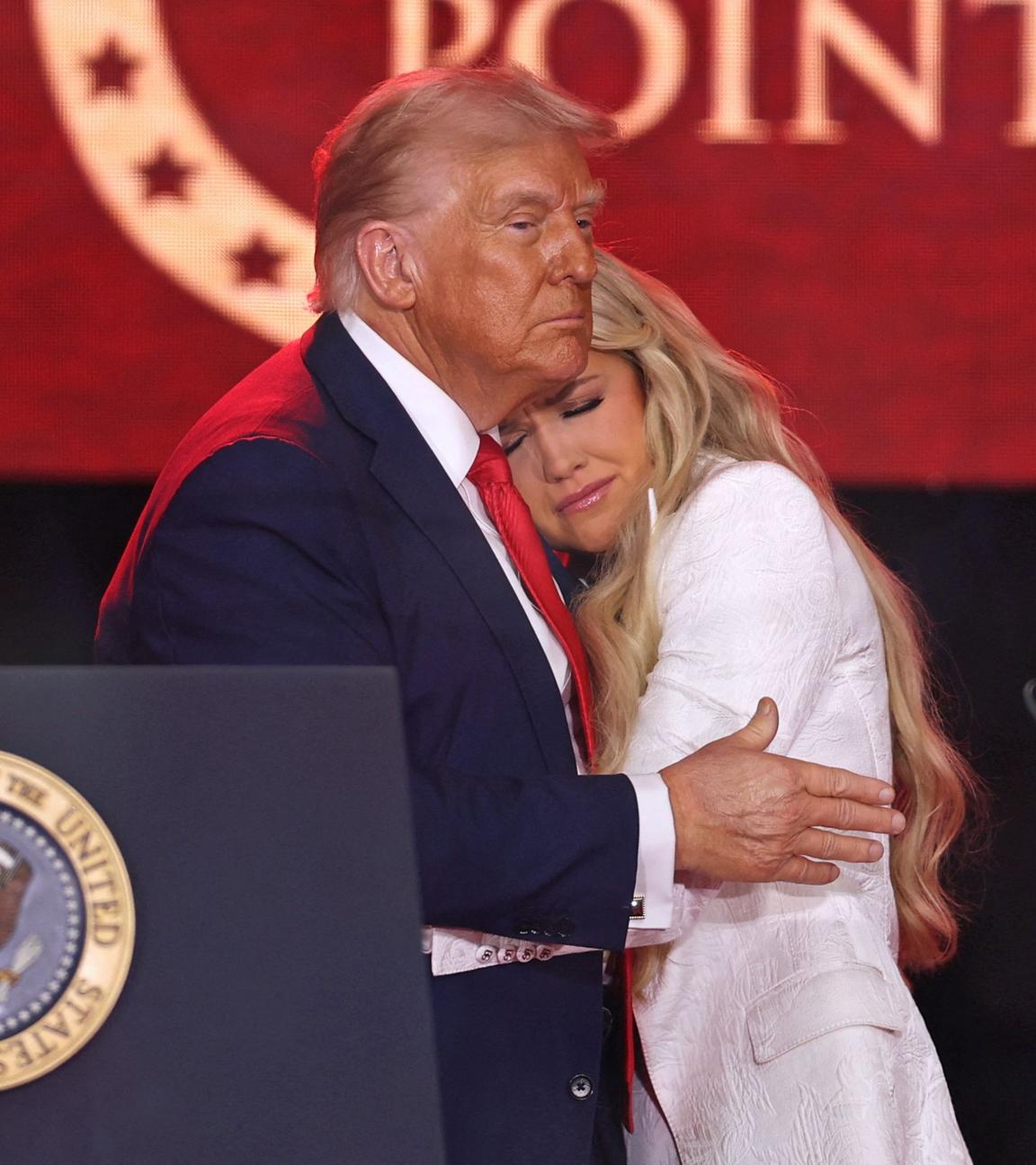 US-Präsident Donald Trump und Erika Kirk, die Witwe von Charlie Kirk, während der Gedenkfeier für den rechten Aktivisten