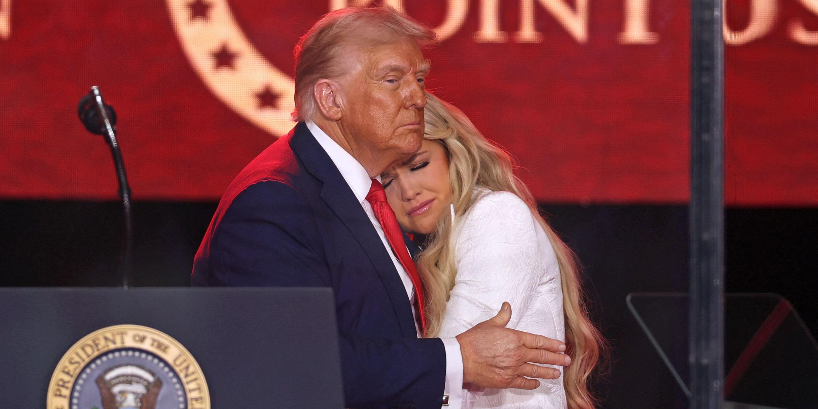 US-Präsident Donald Trump und Erika Kirk, die Witwe von Charlie Kirk, während der Gedenkfeier für den rechten Aktivisten