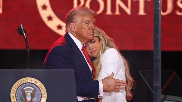 US-Präsident Donald Trump und Erika Kirk, die Witwe von Charlie Kirk, während der Gedenkfeier für den rechten Aktivisten