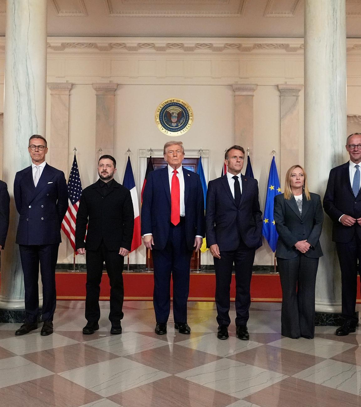 Die Präsidentin der Europäischen Kommission, Ursula von der Leyen (von links), der britische Premierminister Keir Starmer, der finnische Präsident Alexander Stubb, der ukrainische Präsident Wolodymyr Selenskyj, Präsident Donald Trump, der französische Präsident Emmanuel Macron, die italienische Premierministerin Giorgia Meloni, der deutsche Bundeskanzler Friedrich Merz und NATO-Generalsekretär Mark Rutte posieren für ein Gruppenfoto im Grand Foyer des Weißen Hauses.