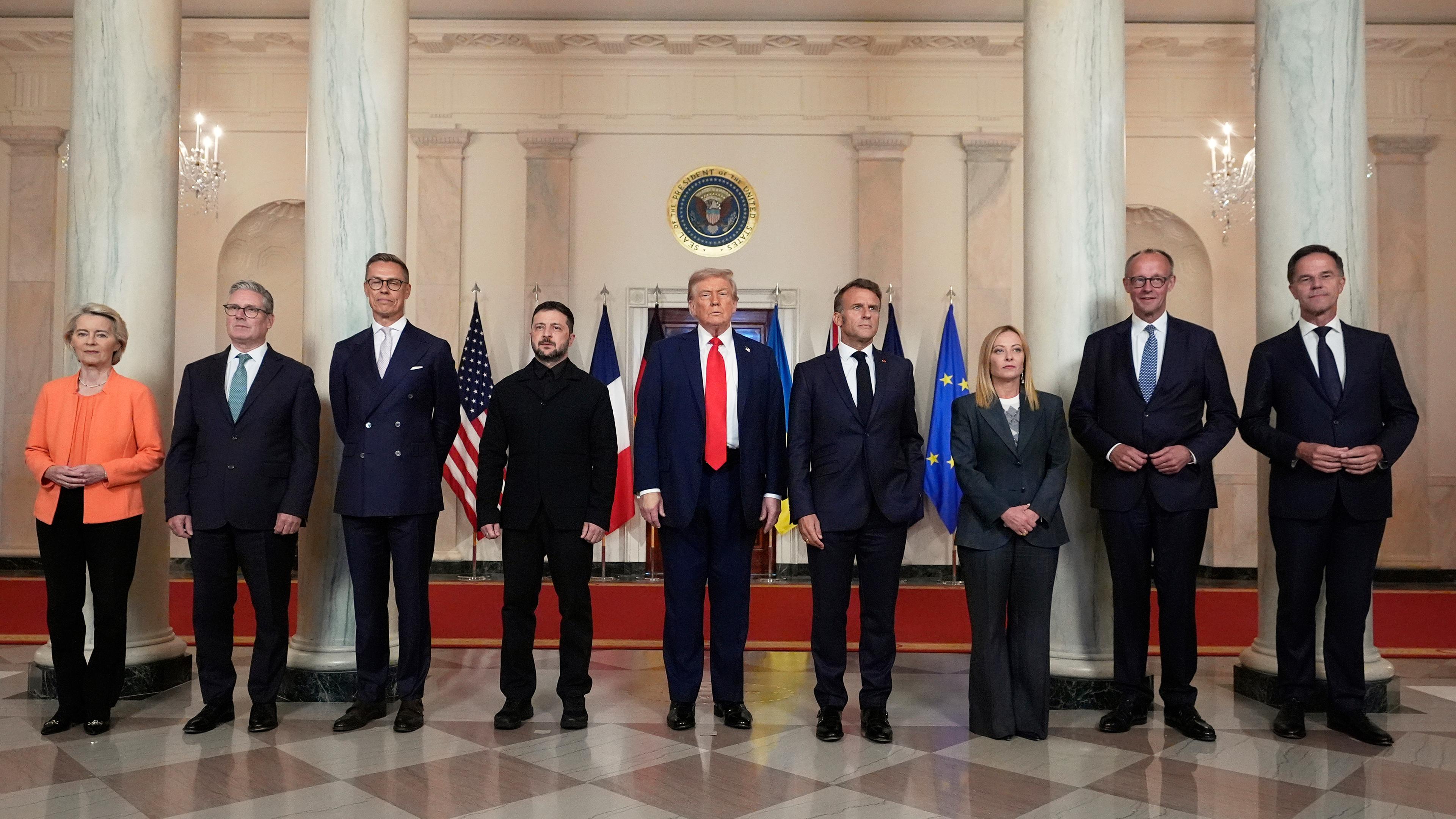 Die Präsidentin der Europäischen Kommission, Ursula von der Leyen (von links), der britische Premierminister Keir Starmer, der finnische Präsident Alexander Stubb, der ukrainische Präsident Wolodymyr Selenskyj, Präsident Donald Trump, der französische Präsident Emmanuel Macron, die italienische Premierministerin Giorgia Meloni, der deutsche Bundeskanzler Friedrich Merz und NATO-Generalsekretär Mark Rutte posieren für ein Gruppenfoto im Grand Foyer des Weißen Hauses.