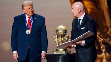 Donald Trump erhällt von Gianni Imfantino den FIFA-Friedenspreis