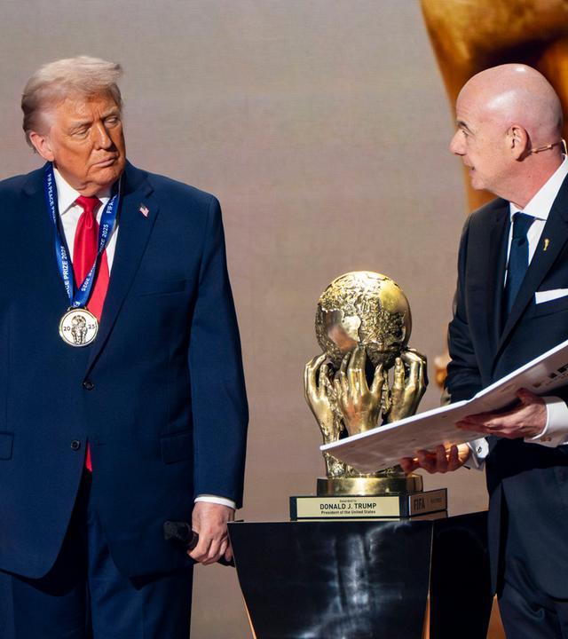 Donald Trump erhällt von Gianni Imfantino den FIFA-Friedenspreis