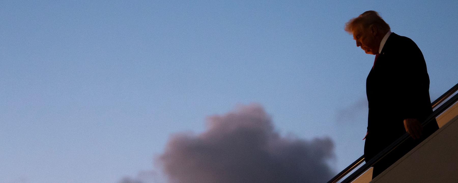 US-Präsident Donald Trump verlässt die Air Force One bei seiner Ankunft am Palm Beach International Airport 