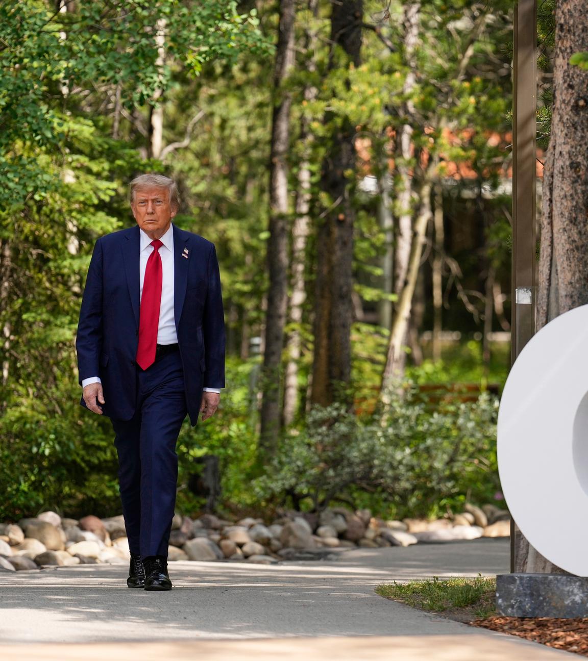 US-Präsident Donald Trump trifft während der offiziellen Begrüßung des G7-Gipfels in Kananaskis, Kanada, ein. 