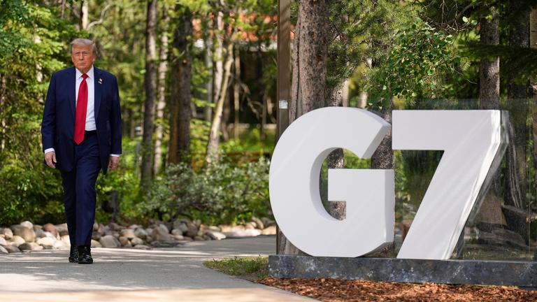 US-Präsident Donald Trump trifft während der offiziellen Begrüßung des G7-Gipfels in Kananaskis, Kanada, ein. 