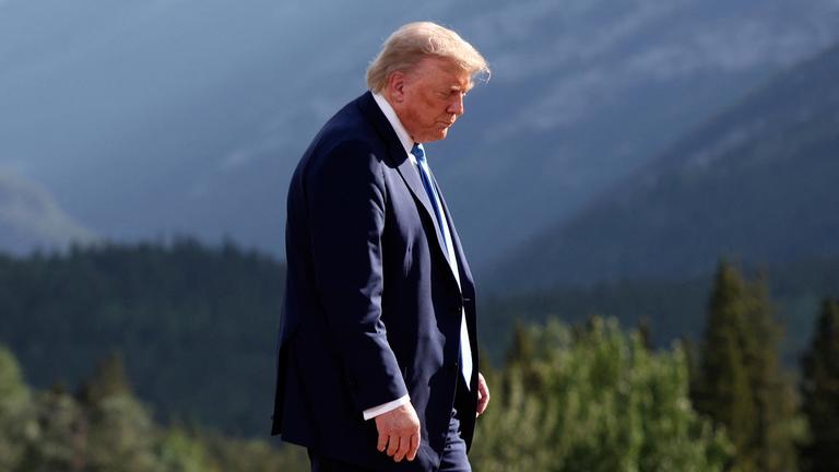 US-Präsident Donald Trump verlässt nach einem Familienfototermin den G7-Gipfel in Kananaskis, Alberta (Kanada) am 16.06.2025