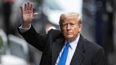 Der ehemalige US-Präsident Donald Trump hebt die Hand zum Gruß seiner Unterstützer.