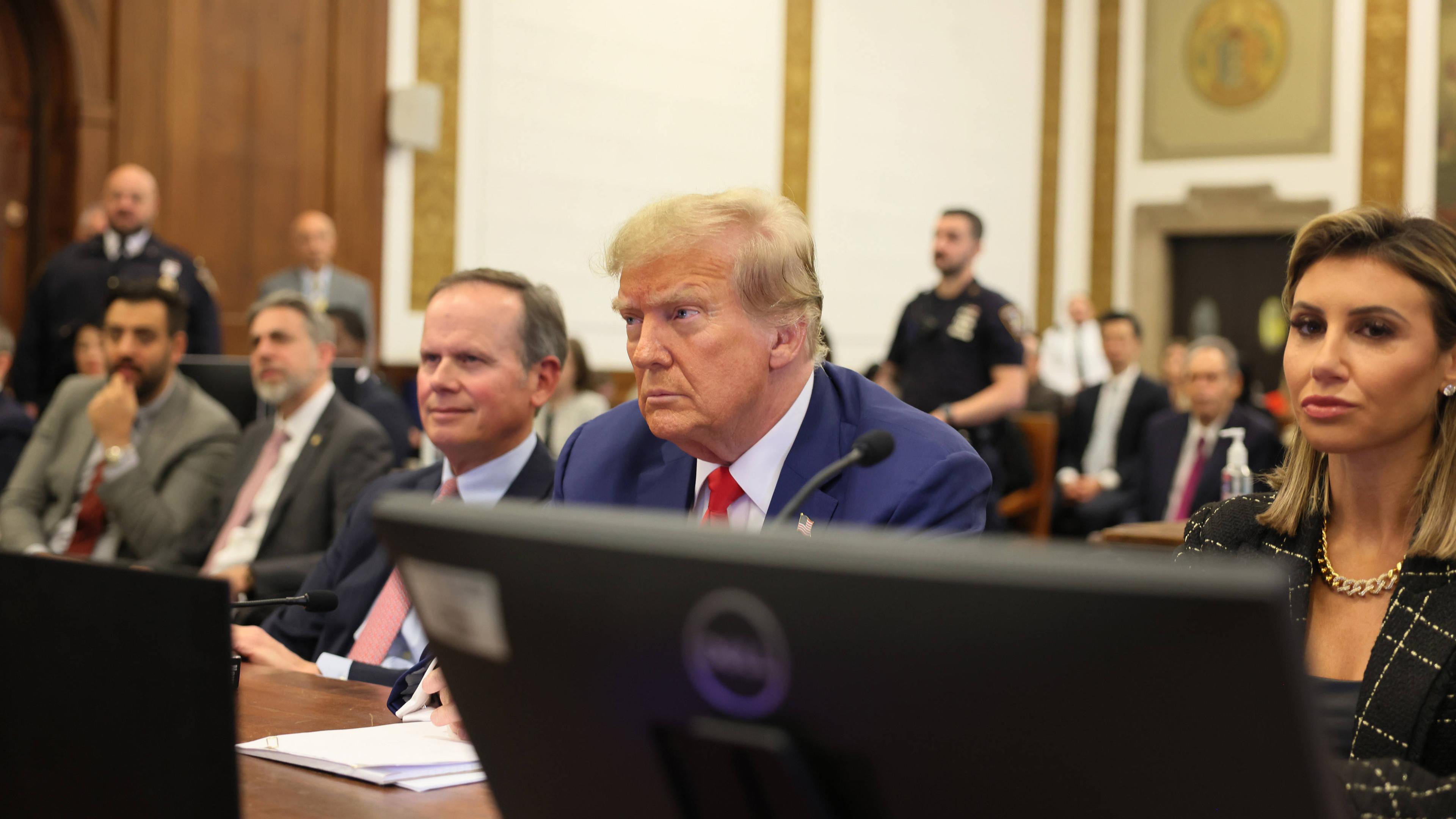 USA, New York: Donald Trump, ehemaliger Präsident der USA, reagiert bei den Schlussplädoyers im Betrugsverfahren gegen die Trump Organization am New York State Supreme Court.