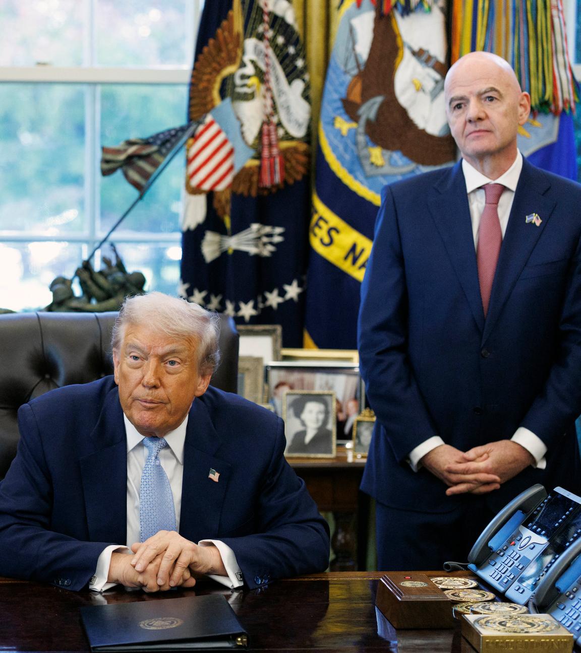US-Präsident Donald Trump, FIFA-Präsident Gianni Infantino und Heimatschutzministerin Kristi Noem im Oval Office