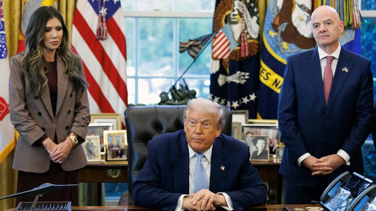 US-Präsident Donald Trump, FIFA-Präsident Gianni Infantino und Heimatschutzministerin Kristi Noem im Oval Office