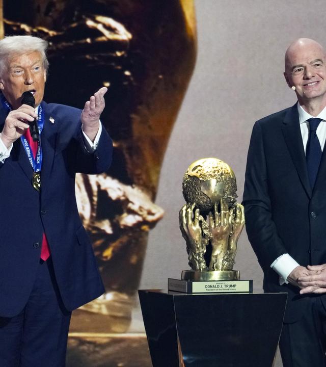 Donald Trump und Gianni Infantino bei der Auslsoung der WM-Gruppen