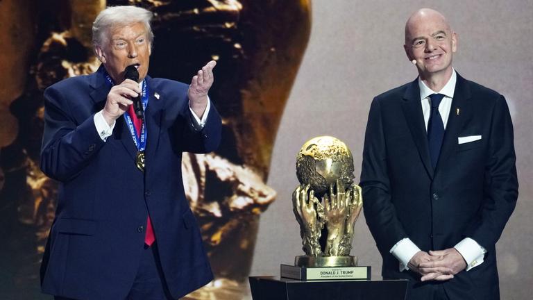 Donald Trump und Gianni Infantino bei der Auslsoung der WM-Gruppen