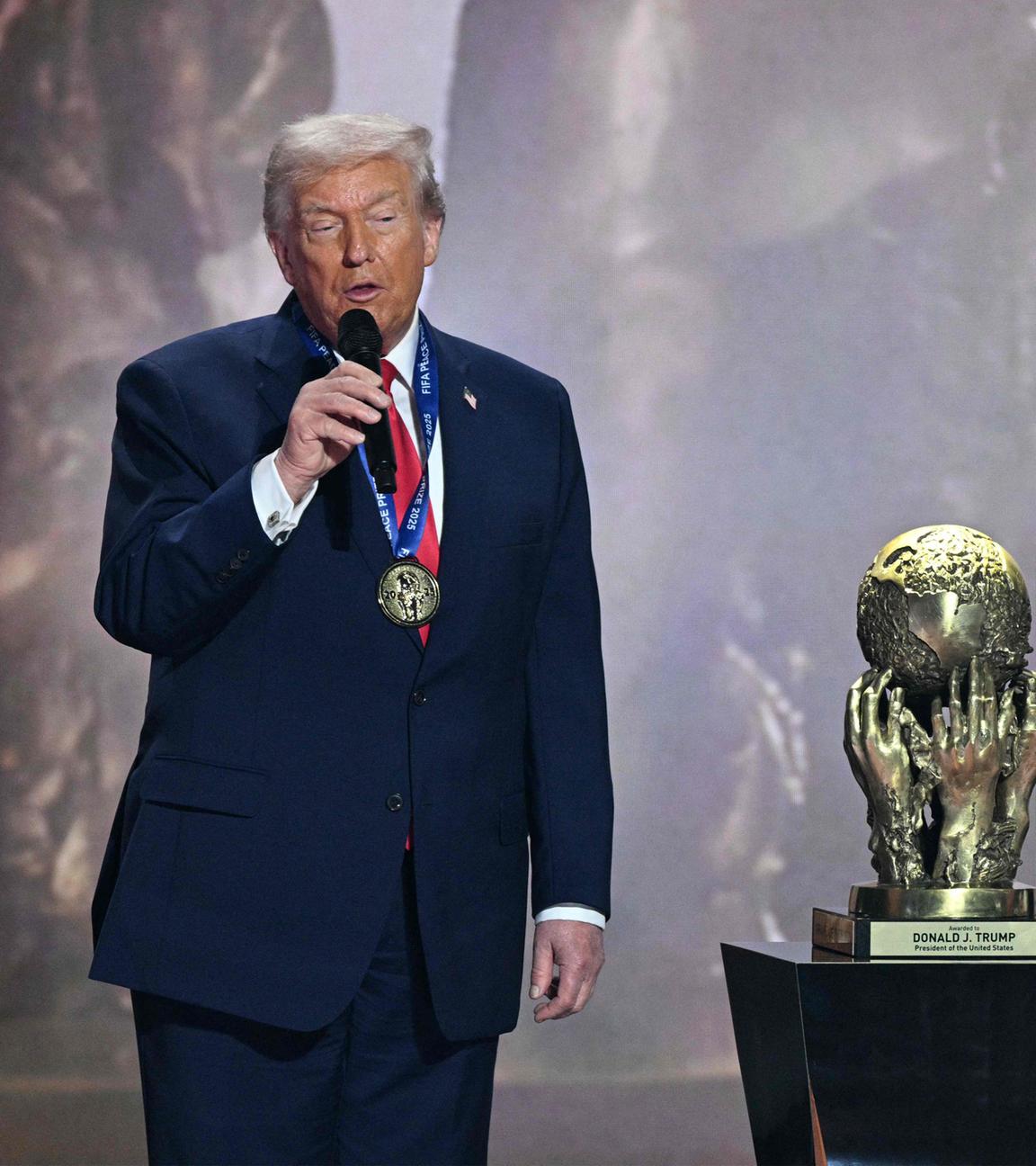 US-Präsident Donald Trump spricht neben FIFA-Präsident Gianni Infantino, nachdem ihm während der Auslosung für die FIFA Fußball-Weltmeisterschaft 2026, die in den USA, Kanada und Mexiko stattfindet, im Kennedy Center in Washington, D.C., am 5. Dezember 2025 der FIFA-Friedenspreis verliehen wurde. 