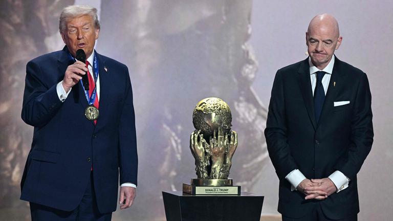 US-Präsident Donald Trump spricht neben FIFA-Präsident Gianni Infantino, nachdem ihm während der Auslosung für die FIFA Fußball-Weltmeisterschaft 2026, die in den USA, Kanada und Mexiko stattfindet, im Kennedy Center in Washington, D.C., am 5. Dezember 2025 der FIFA-Friedenspreis verliehen wurde. 