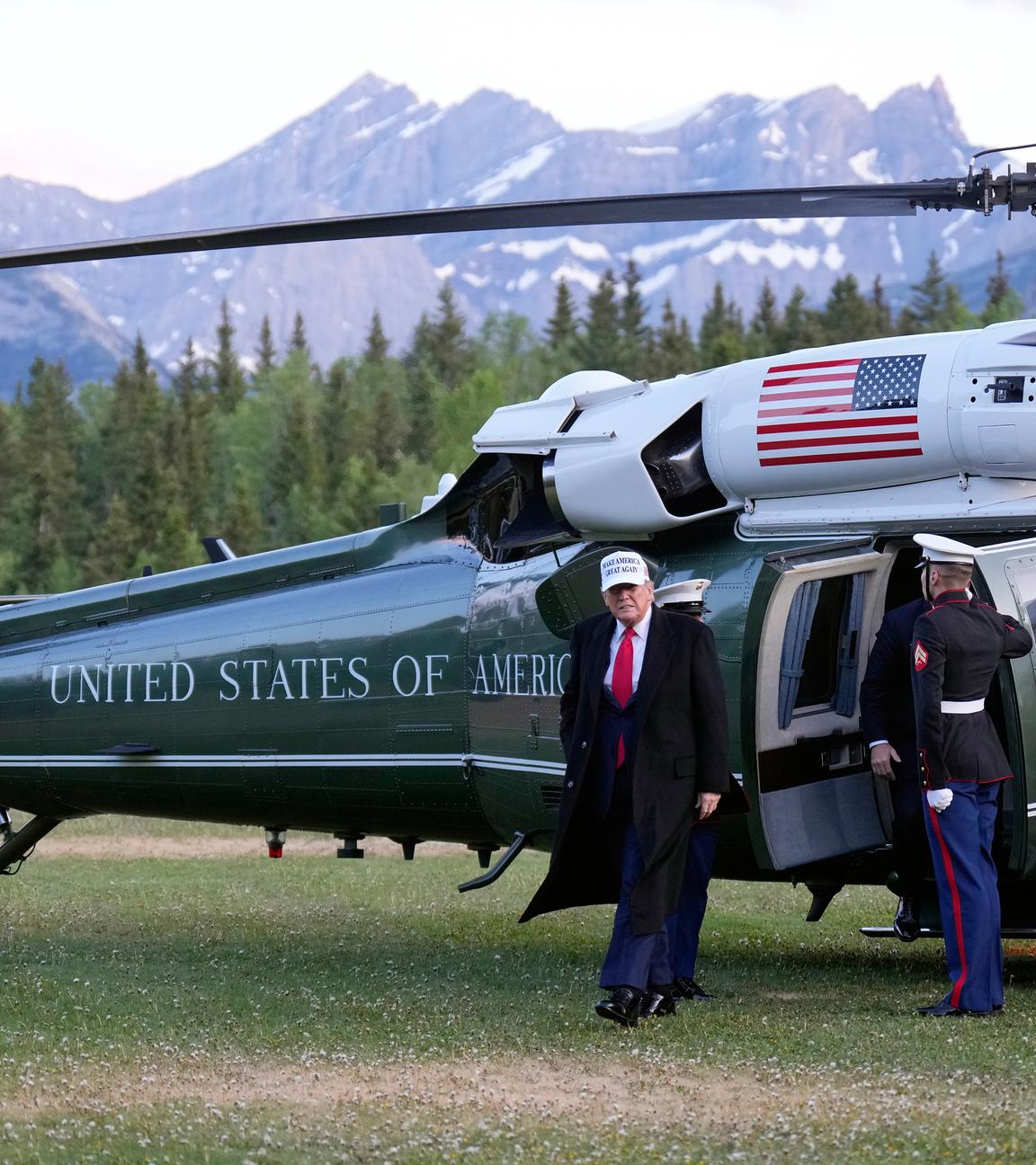 Präsident Donald Trump kommt am Sonntag, 15. Juni 2025, in Calgary, Kanada, vor dem G7-Gipfel in der Air Force One auf dem Calgary International Airport an.