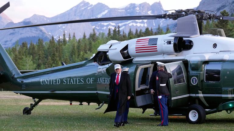 Präsident Donald Trump kommt am Sonntag, 15. Juni 2025, in Calgary, Kanada, vor dem G7-Gipfel in der Air Force One auf dem Calgary International Airport an.