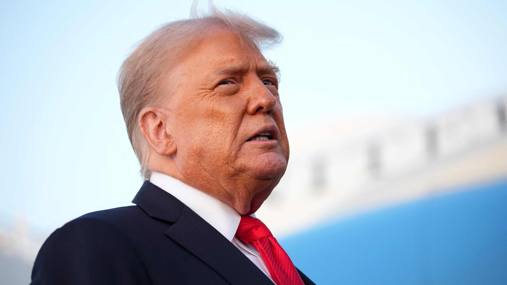 US-Präsident Donald Trump spricht mit Reportern, nachdem er am 7. September 2025 in Joint Base Andrews, Maryland, aus der Air Force One ausgestiegen ist. 