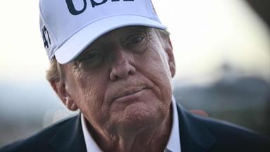 US-Präsident Donald Trump spricht am Shannon Airport in Irland zu Journalisten.