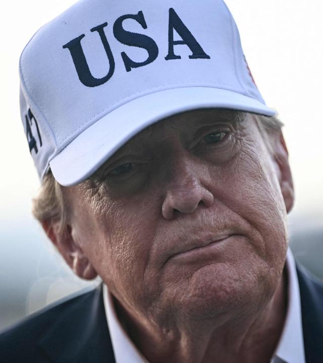 US-Präsident Donald Trump spricht am Shannon Airport in Irland zu Journalisten.