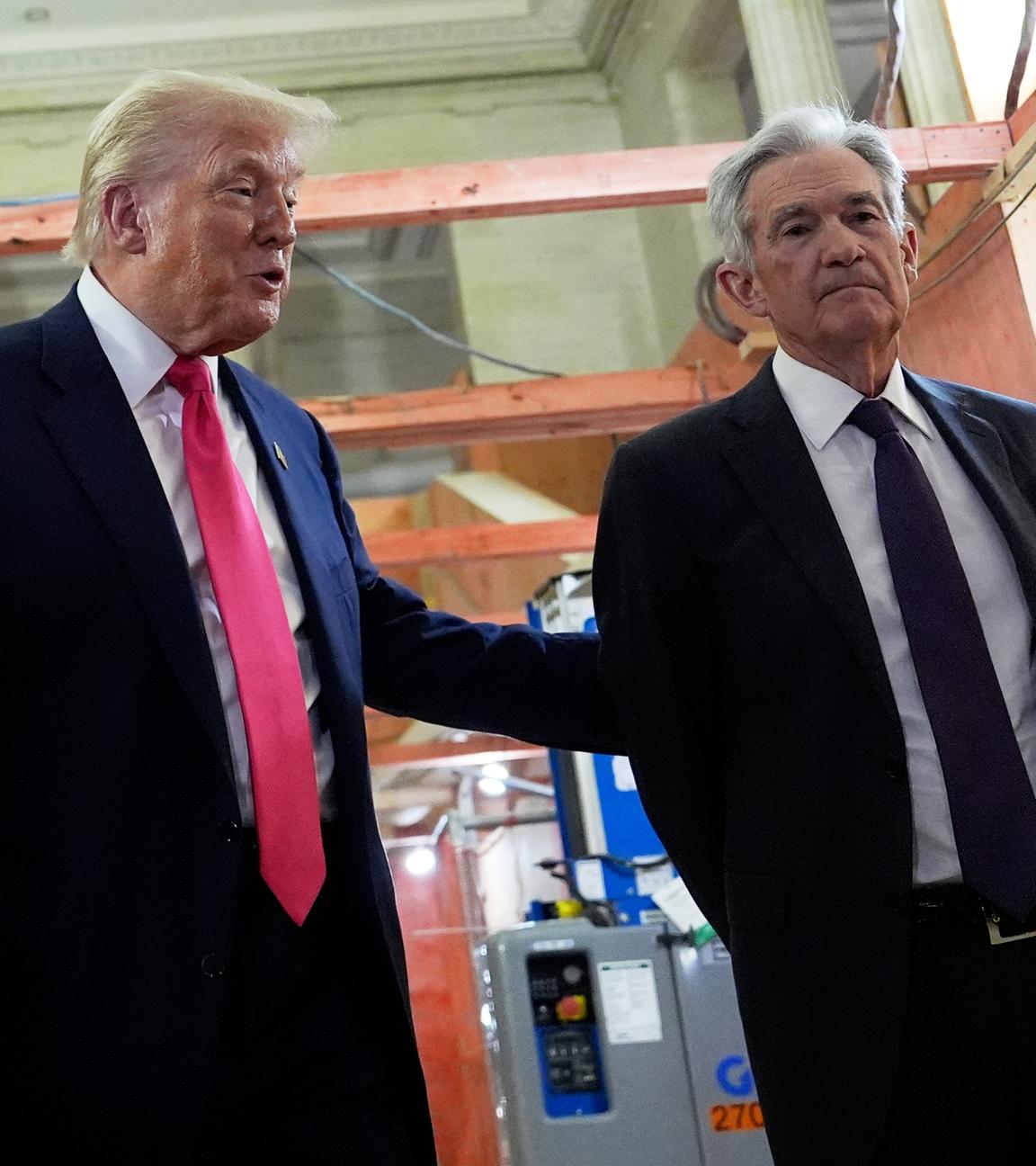 US-Präsident Donald Trump spricht mit dem Vorsitzenden der US-Notenbank, Jerome Powell