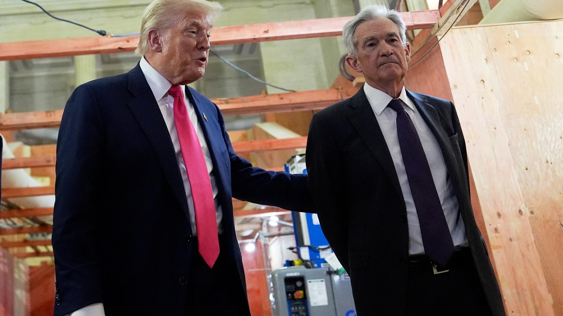 US-Präsident Donald Trump spricht mit dem Vorsitzenden der US-Notenbank, Jerome Powell