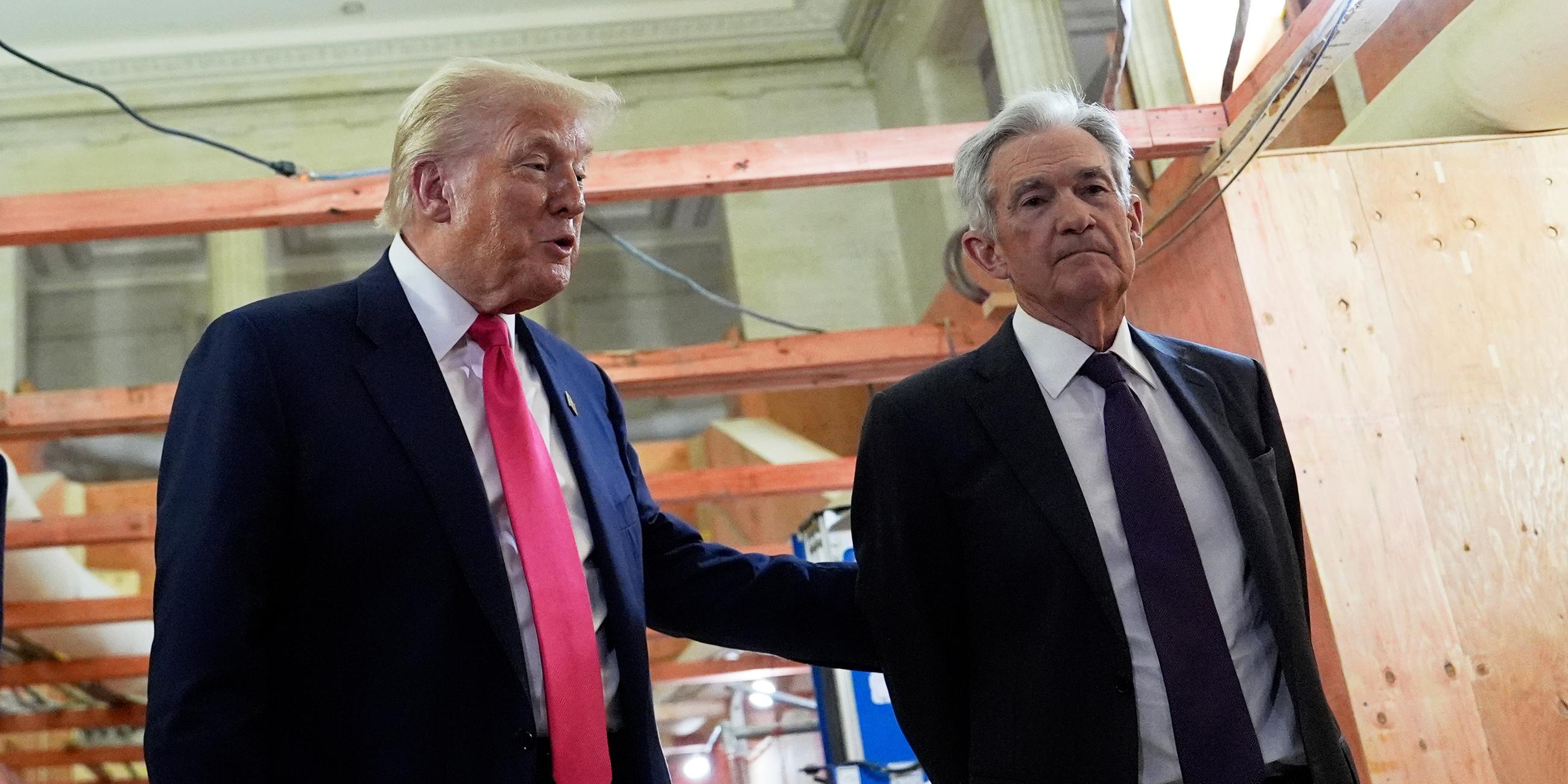 US-Präsident Donald Trump spricht mit dem Vorsitzenden der US-Notenbank, Jerome Powell