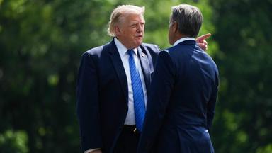 US-Präsident Donald Trump spricht mit CIA-Direktor John Ratcliffe.