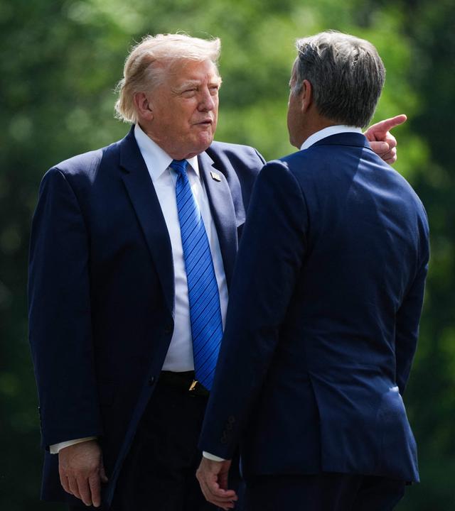 US-Präsident Donald Trump spricht mit CIA-Direktor John Ratcliffe.
