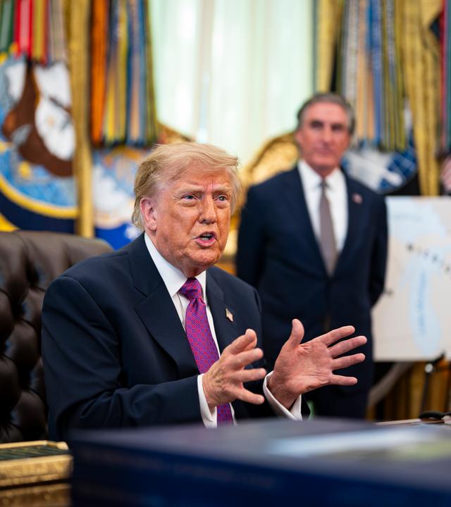 Donald Trump an seinem Schreibtisch im Oval Office.
