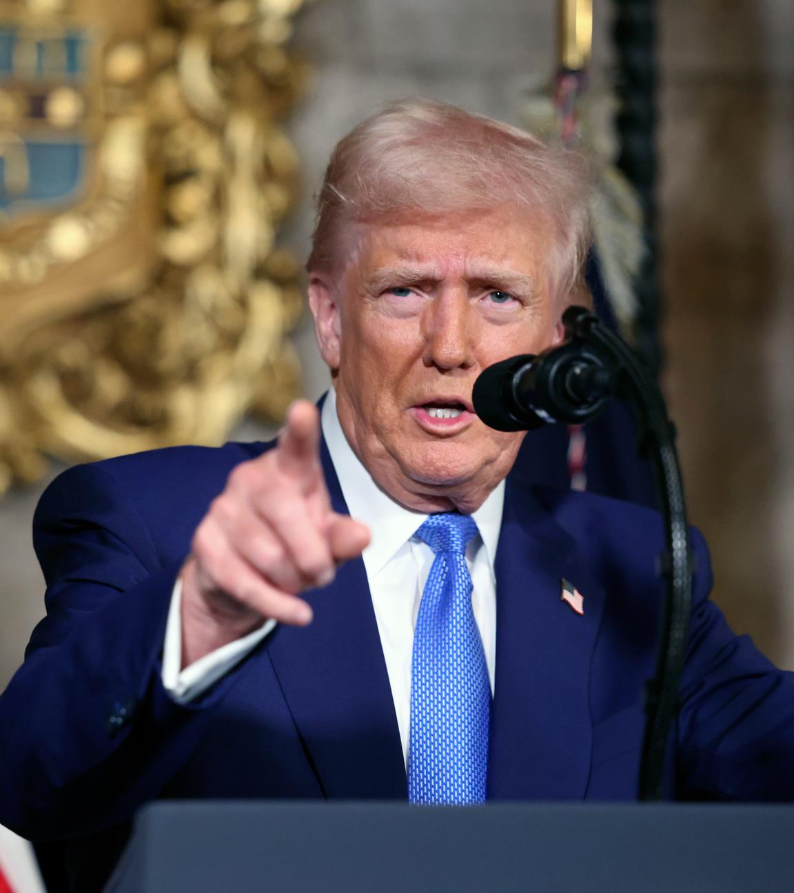 US-Präsident Donald Trump spricht in seinem Anwesen Mar-a-Lago.